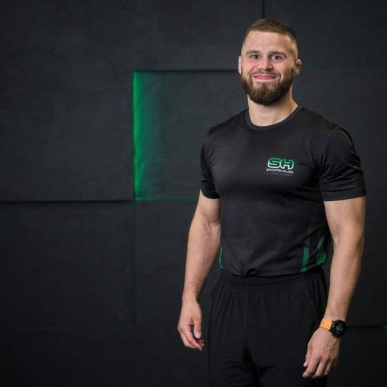 Sporto treneris vyras su apranga