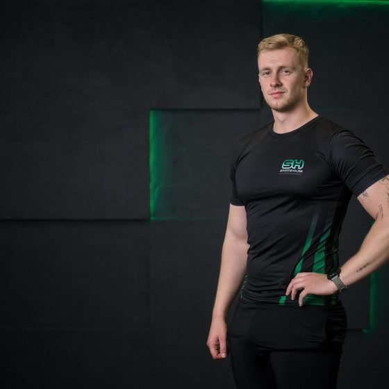 Treneris su sporto rūbais